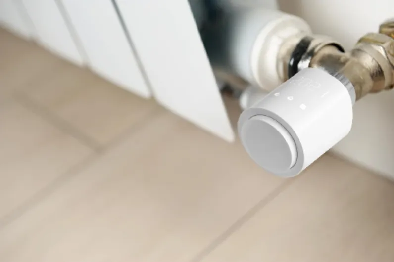 Thermostat sans Fil Connecté avec Tuya Smart Programmateur Chauffage Electrique Wi-FI Tête Thermostatique avec Affichage LED et Raccord de Vanne M30 x 1,5 (3 Piles et 3 adaptateurs Inclus)
