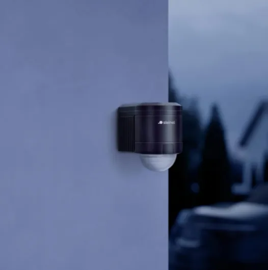IS 240 Noir - Détecteur de mouvements extérieur infrarouge, angle de détection 240° pour façades, éclairage de Sécurité extérieur avec un support d'angle en PVC, IP 54, 602710 Noir Unique